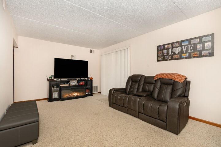 Property Photo: 1472 N Rock Run Drive 1B IL 60403