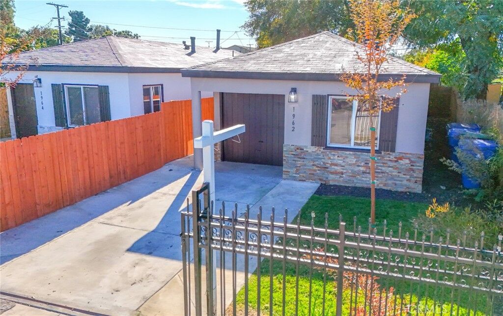 Property Photo:  1962 E 114th Street  CA 90059 