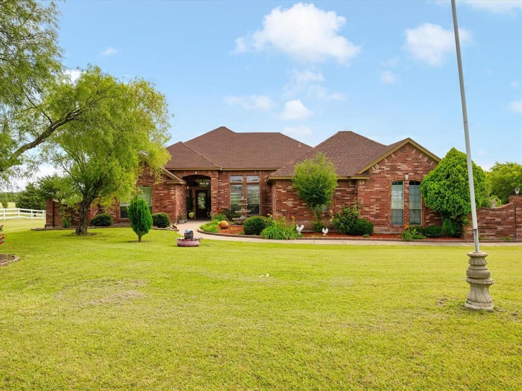 Property Photo: 5530 N Interstate Highway 45 TX 75119