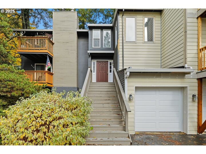 Property Photo: 304 Cervantes OR 97035