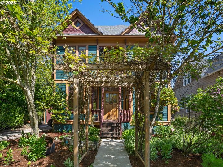 Property Photo: 131 NE Tillamook St OR 97212