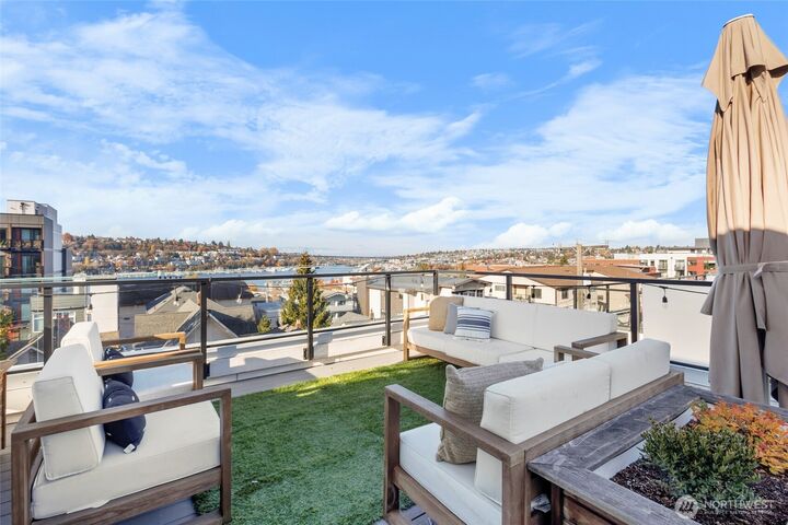 Property Photo: 2212 Franklin Avenue E B WA 98102