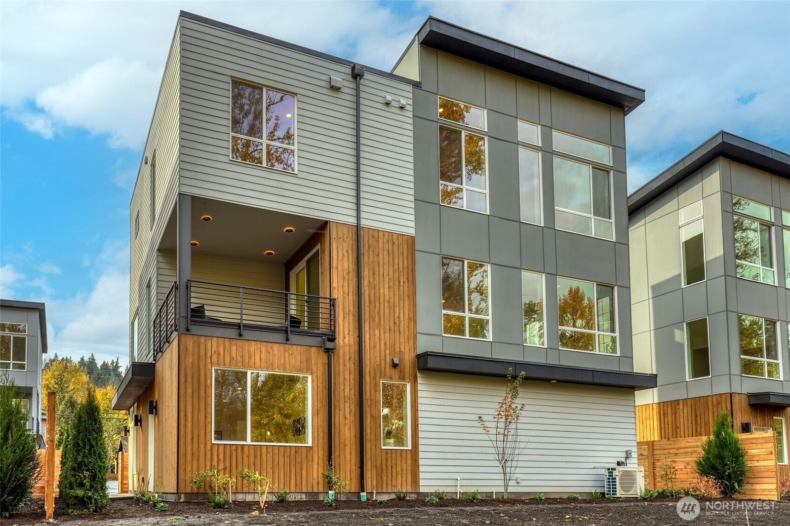 Property Photo:  10626 E Riverside Dr  WA 98011 