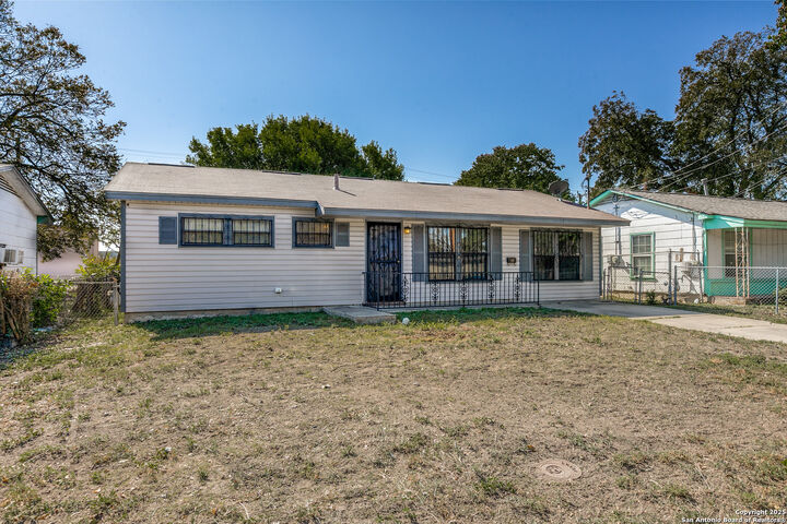 Property Photo: 354 Las Palmas TX 78237