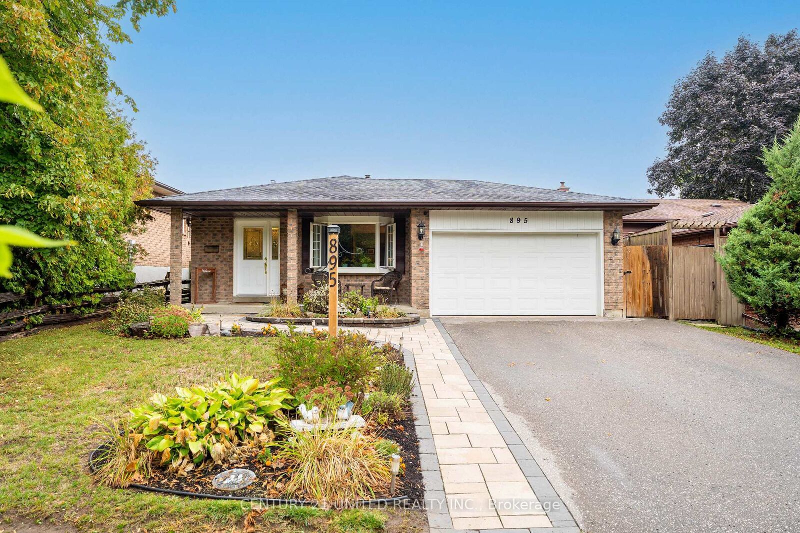 Property Photo:  895 Exeter Street  ON L1G 6R9 