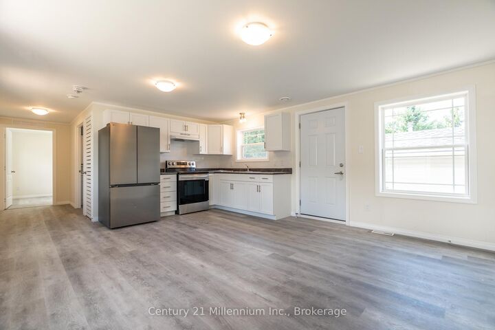 Property Photo:  8 Sussex Square  ON N4K 5N5 