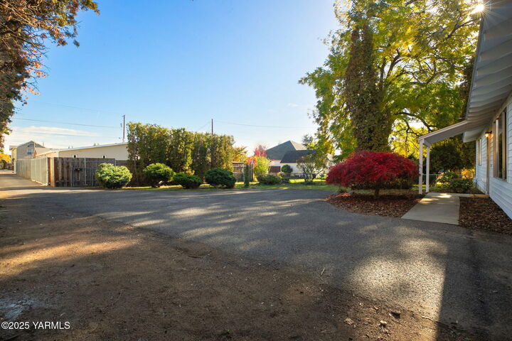 Property Photo: 406 S 32nd Ave WA 98902