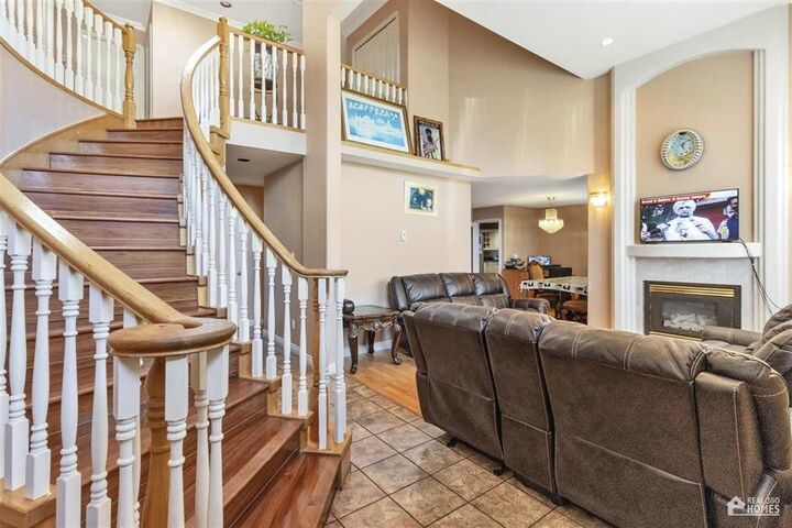 Photo de la propriété:  13107 74 Avenue  BC V3W 1C3 