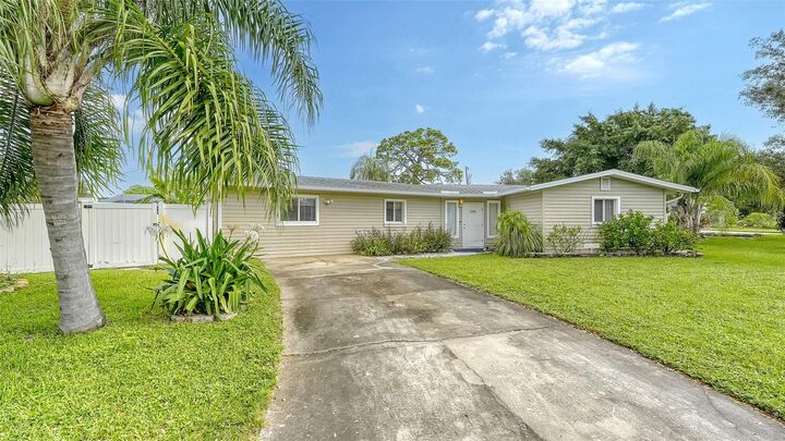 Property Photo: 1560 Poinciana Road FL 34293