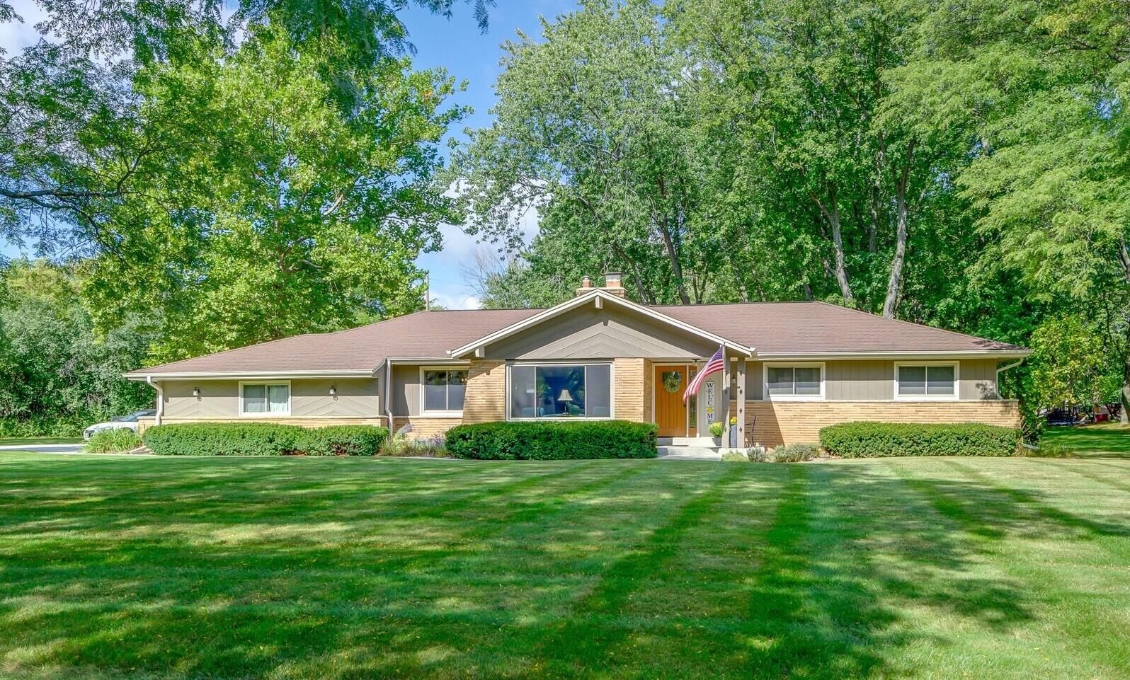 Property Photo: 2820 W St James Ln 53092