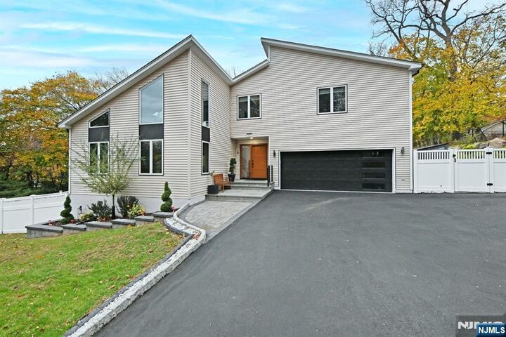 11 Campbell Avenue  Woodcliff Lake NJ 07677 photo