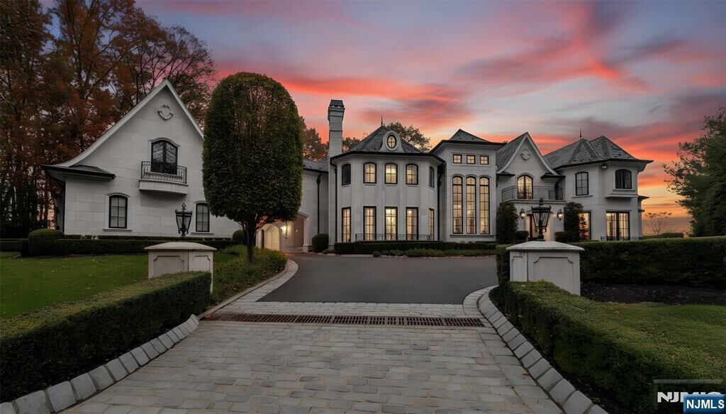 Property Photo:  600 Colonial Road  NJ 07675 