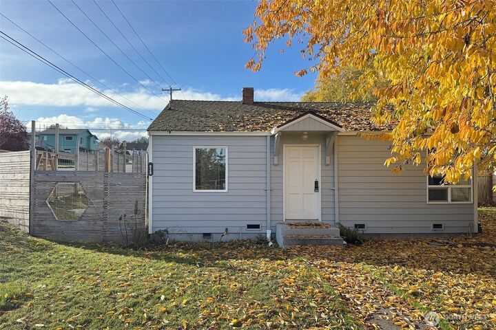 Property Photo:  938 E 6th Street  WA 98362 