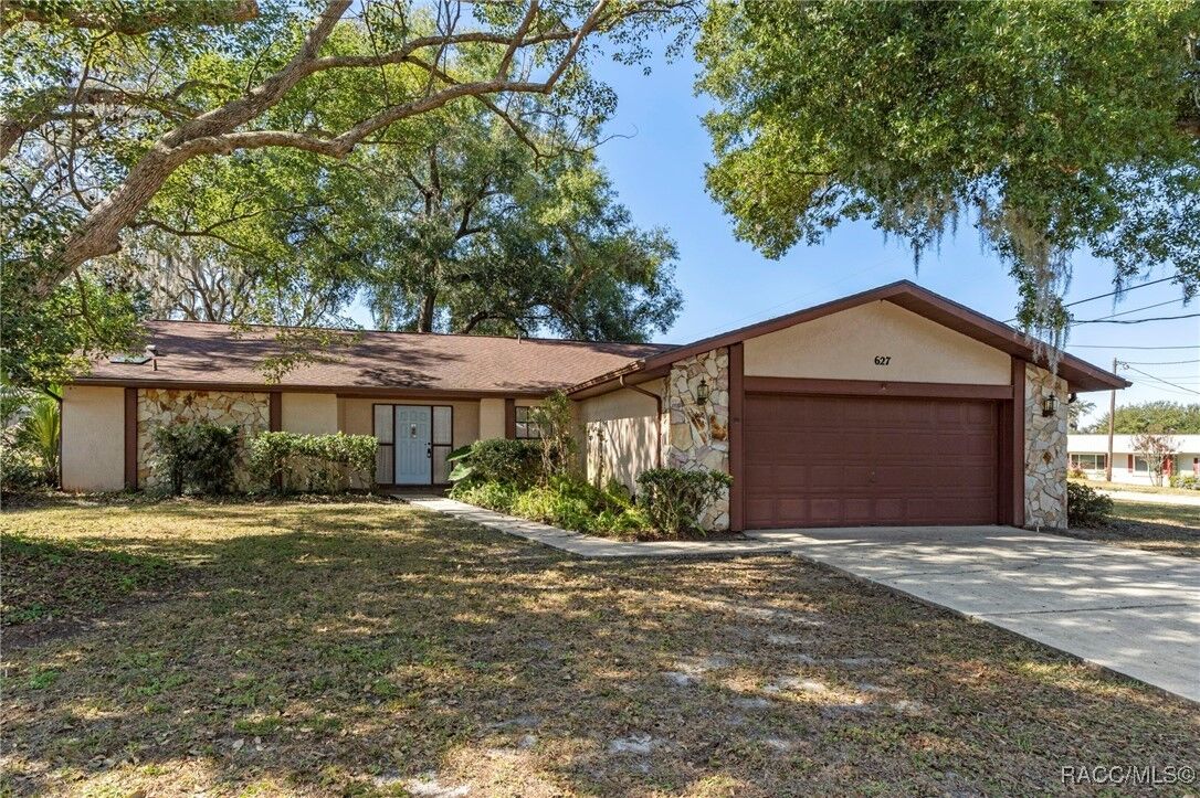 Property Photo: 627 Wharton Terrace FL 34450