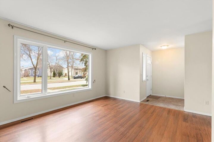Property Photo: 105 Burland Avenue MB R2N 2X4