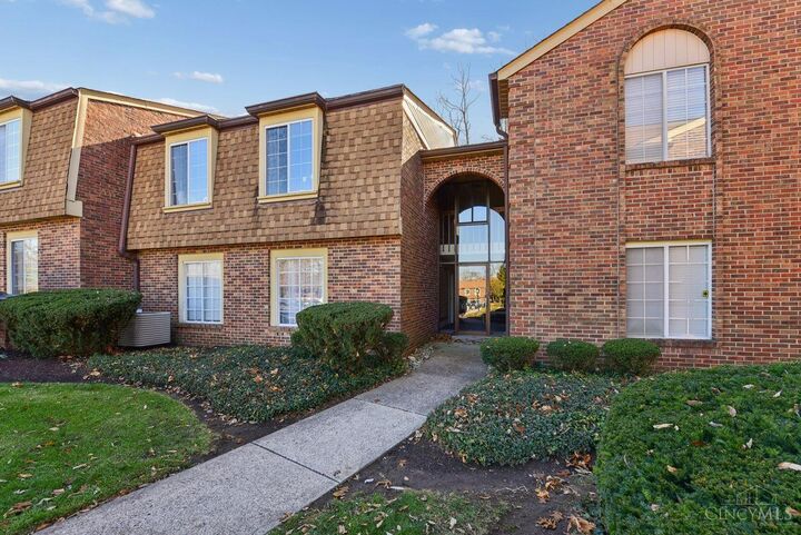 5207 Eaglesnest Drive S  Green Twp OH 45248 photo