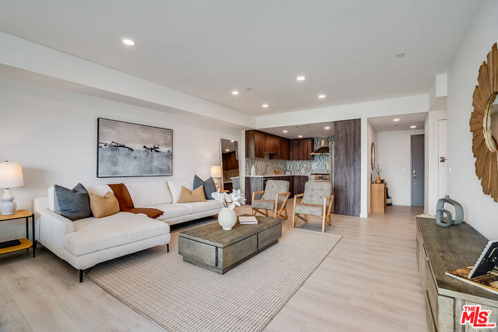 Property Photo:  1021 S Shenandoah St  CA 90035 