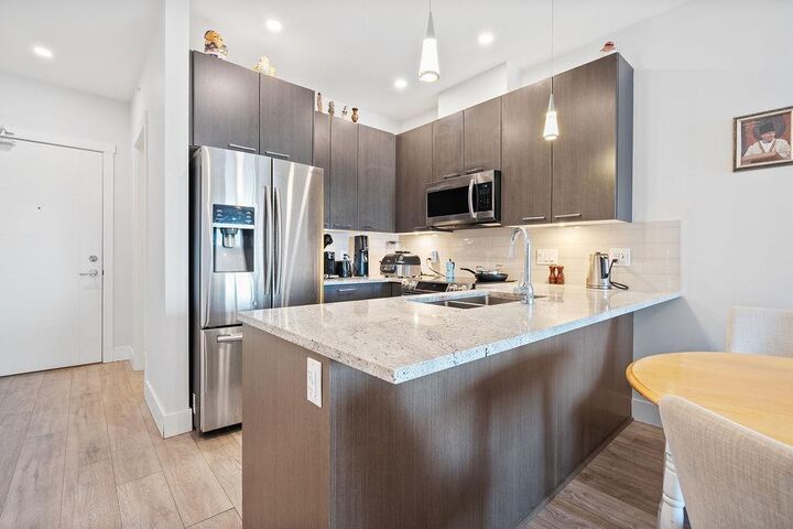 Photo de la propriété: 20175 53 407 BC V3A 0J8