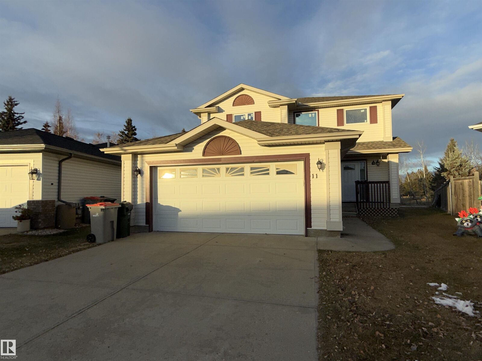 Property Photo: 11 Greenbriar Place AB T7Z 2W4