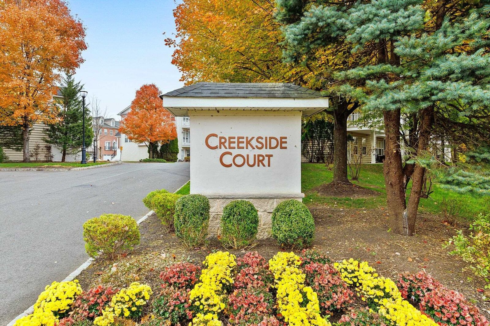 Property Photo:  27 Creekside Court  NJ 07094 