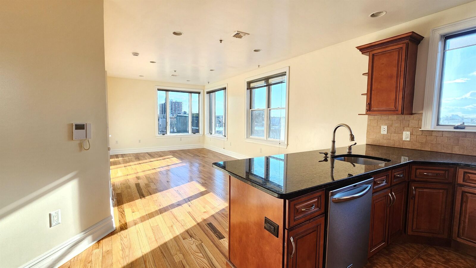 Property Photo:  1000 West St 1C  NJ 07087 