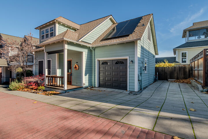 Property Photo:  246 9th St Alley  OR 97520 