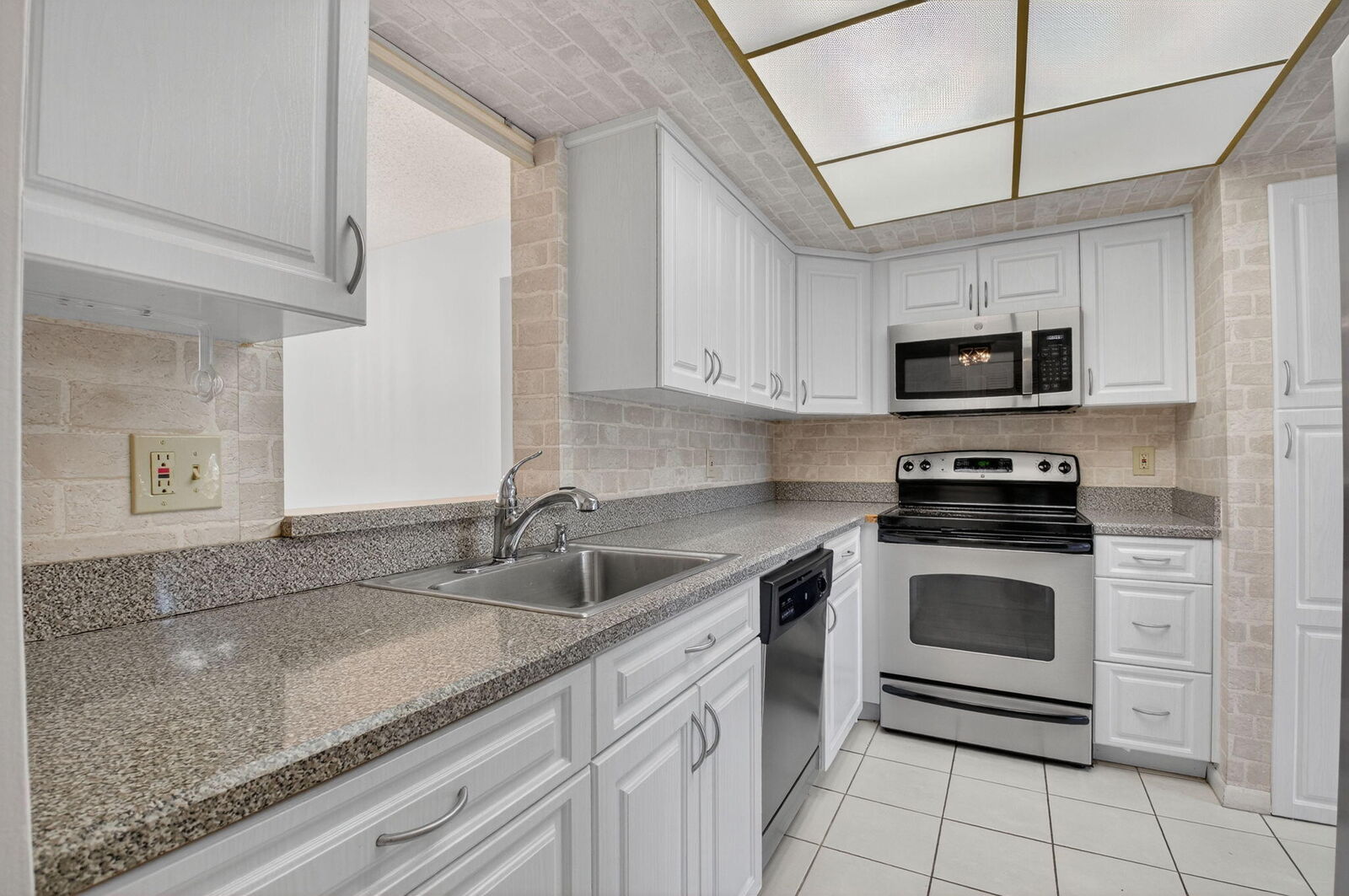 Property Photo: 14797 Cumberland Drive 1020 FL 33446