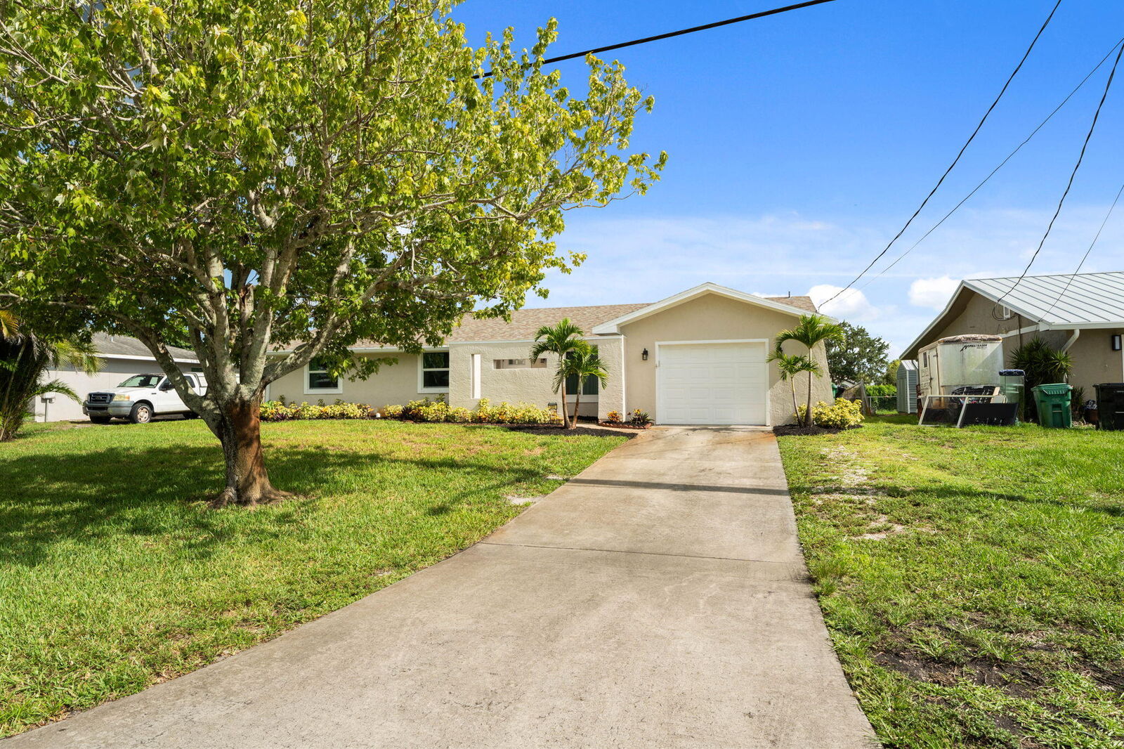 Property Photo:  372 SE Oakridge Drive  FL 34984 