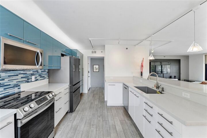 Property Photo:  105 Lake Emerald Dr 216  FL 33309 