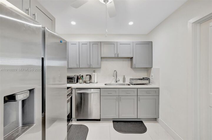 Property Photo: 1504 SW 6th Ave 1504 FL 33315