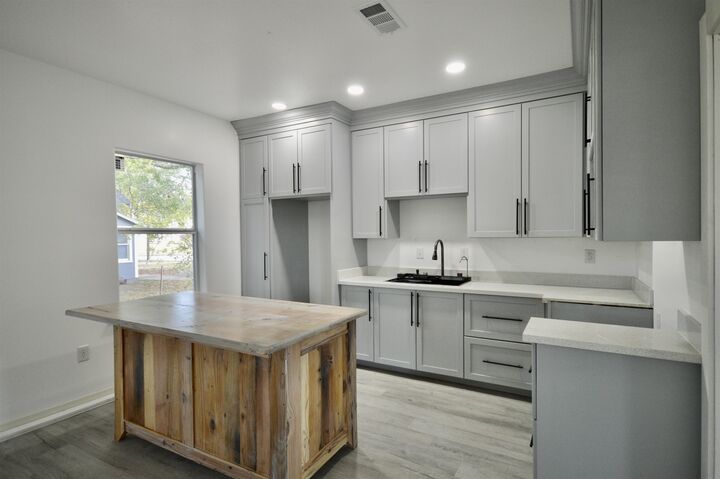 Property Photo:  2400 17th St.  TX 77640 