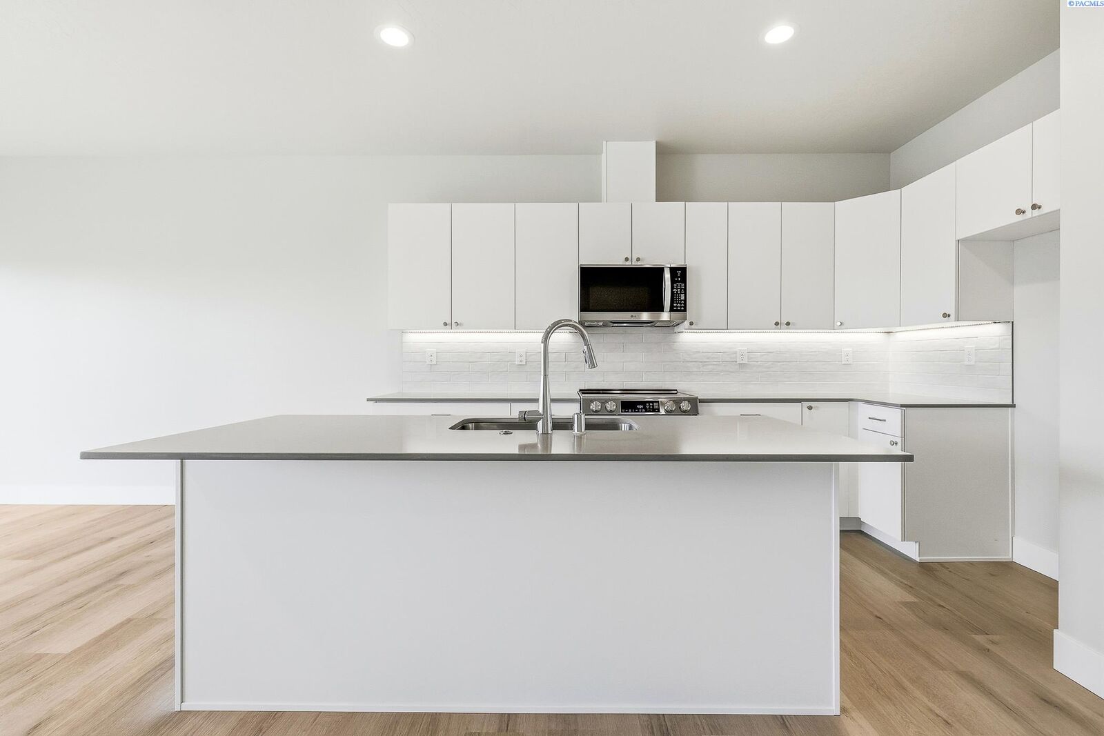 Property Photo:  4613 Road 114  WA 99301 