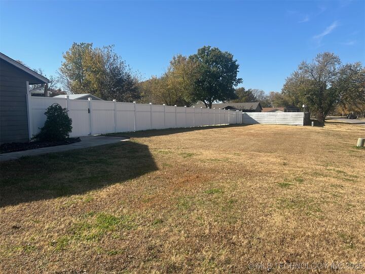 Property Photo:  10302 S 237th East Avenue  OK 74014 