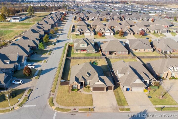 Property Photo:  1408 E Canton Street  OK 74012 