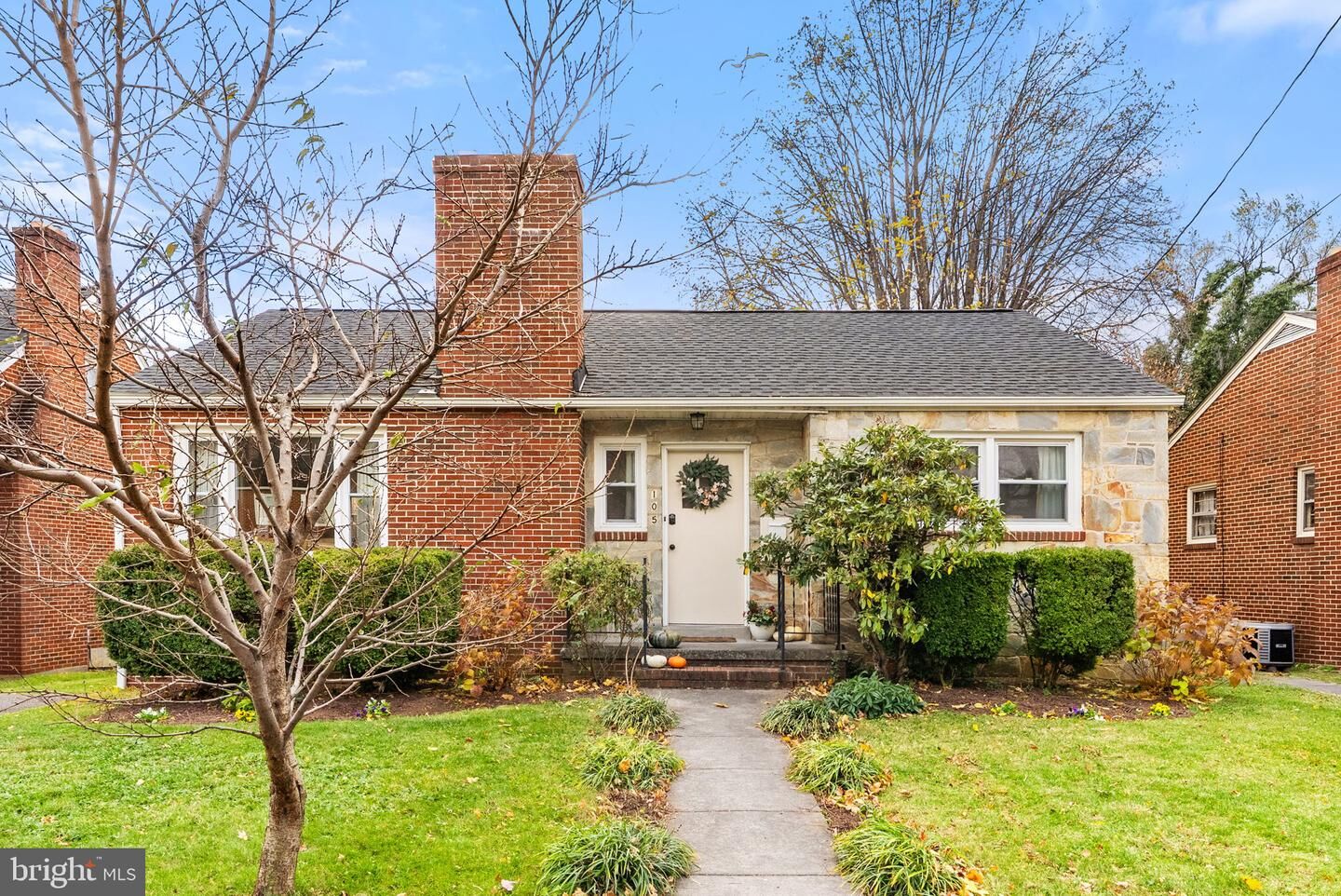 Property Photo: 105 W Oates Avenue VA 22601