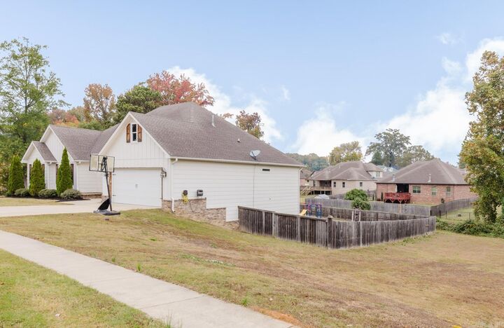 Property Photo: 1002 Hunter Lee Dr AR 72022