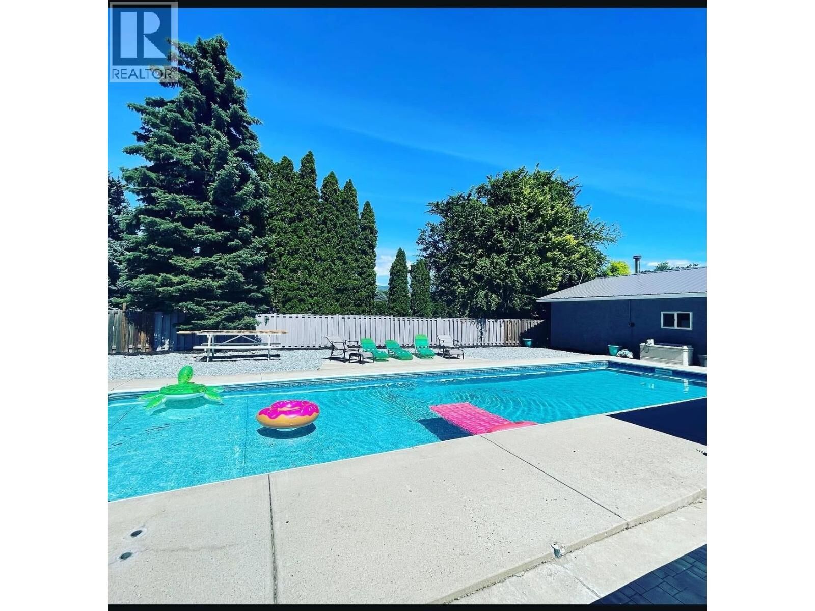 Photo de la propriété:  225 Circle Drive  BC V0H 1T9 