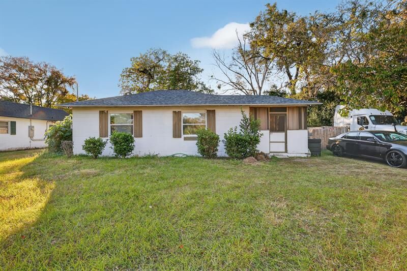 Property Photo: 1030 NW 13 Ave FL 34475