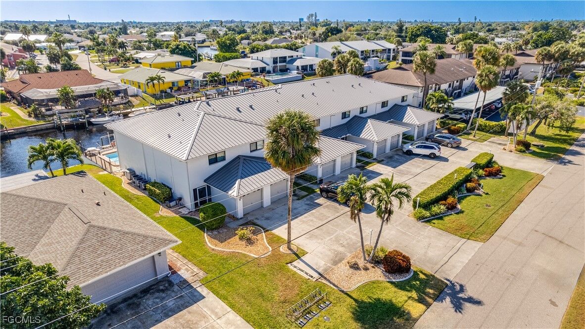 Property Photo:  1102 SE 39th Terrace 101  FL 33904 