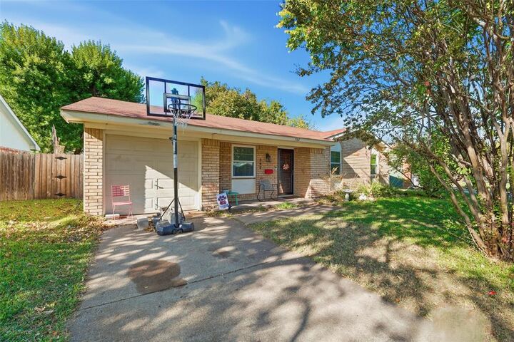 Property Photo:  562 W Ferndale Lane  TX 75052 
