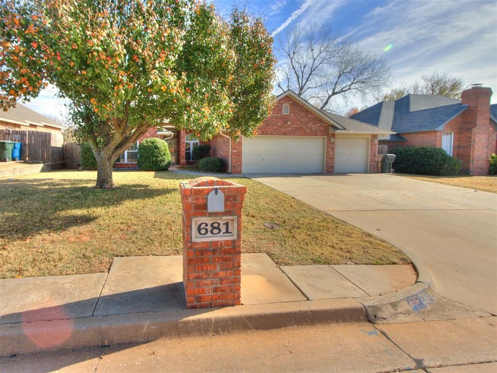 Property Photo:  681 Crescent Circle  OK 73110 