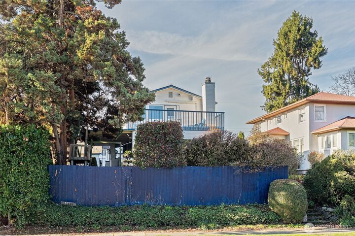 Property Photo:  6807  Aurora Avenue N  WA 98103 