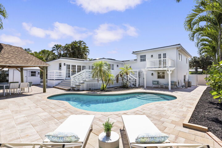 Property Photo: 1330 NE 4th Avenue FL 33432