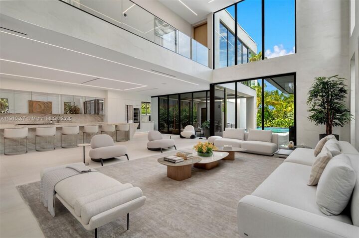 Property Photo:  725 NE 77th St  FL 33138 