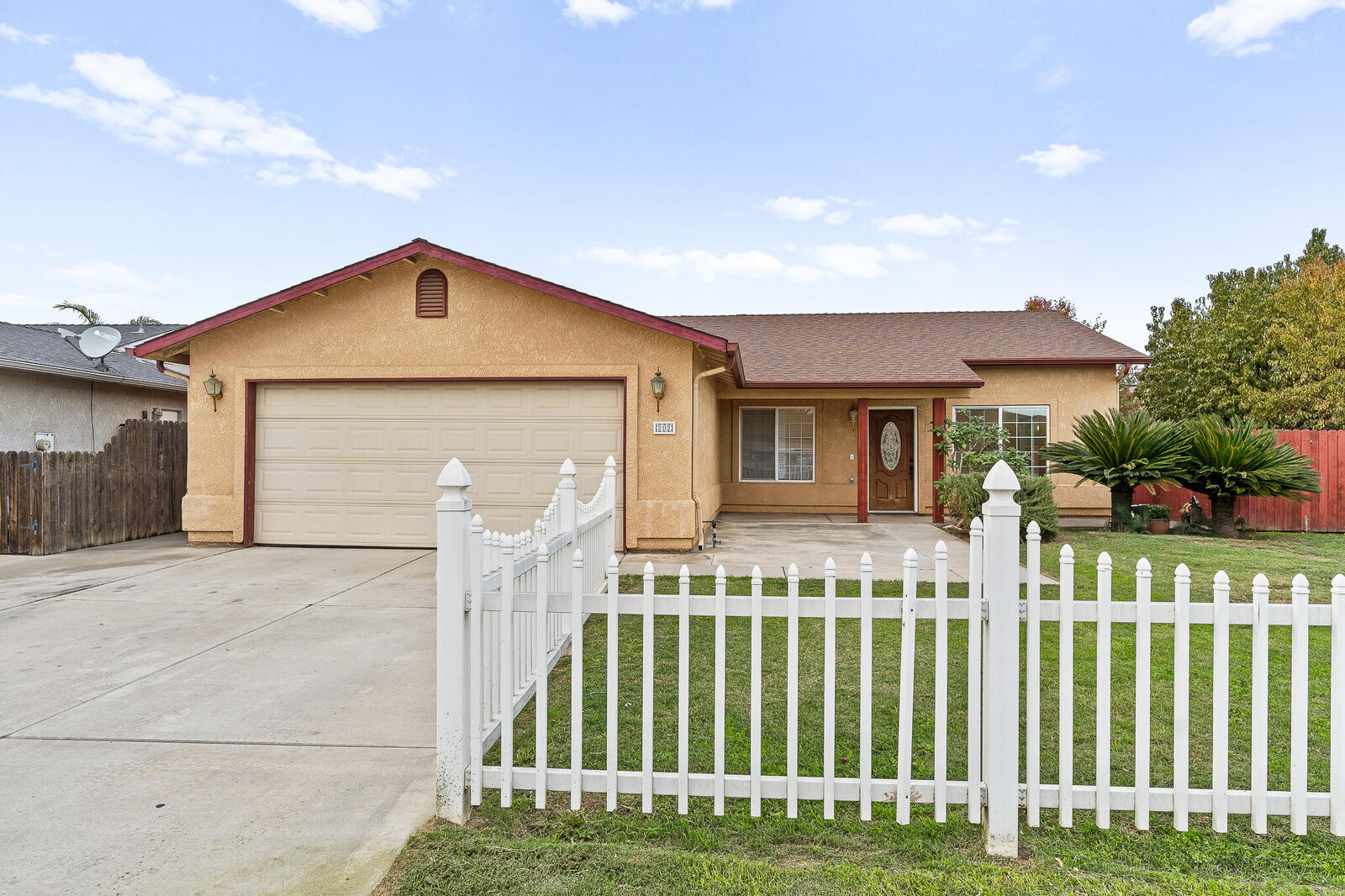 Property Photo: 202 E Robin Avenue CA 93291