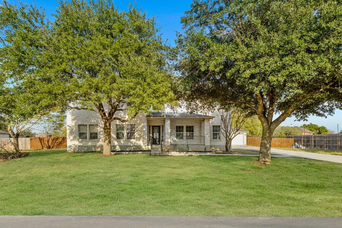 Property Photo: 600 Bella Vista Circle Circle TX 78640