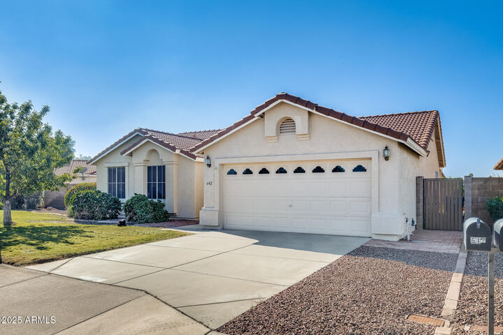 Property Photo:  642 S Thunderbird Drive  AZ 85120 