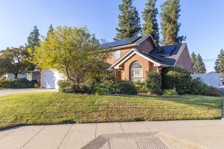 Property Photo: 1204 E Salem Avenue CA 93720