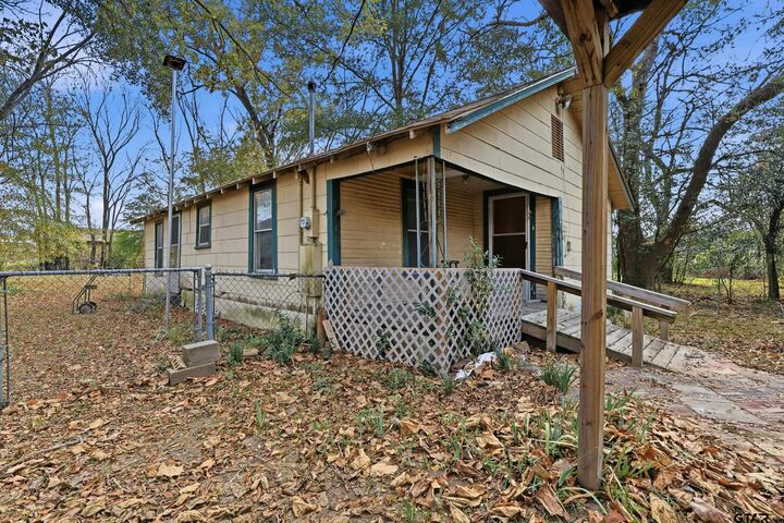 Property Photo:  409 N Henry  TX 75771 