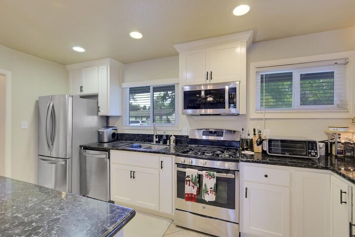 Property Photo: 1409 Keeney Way CA 95864